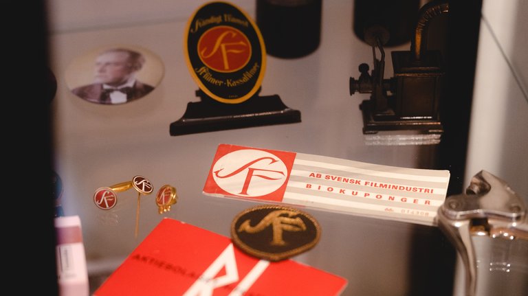 Various knick-knacks in a glass case at Filmstaden Råsunda.