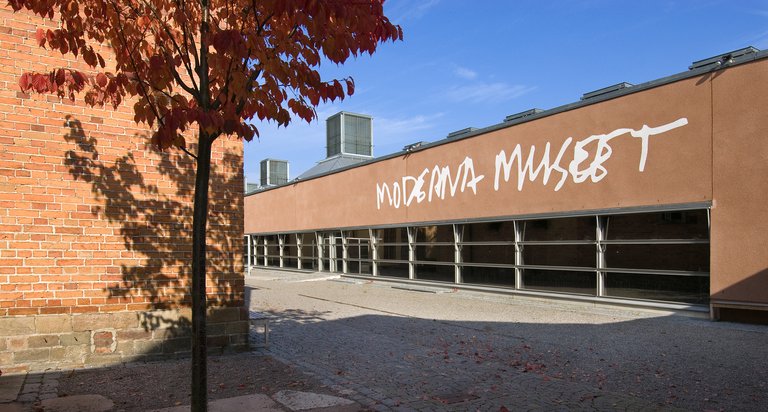 A long brown building with a sign "Moderna Museet".