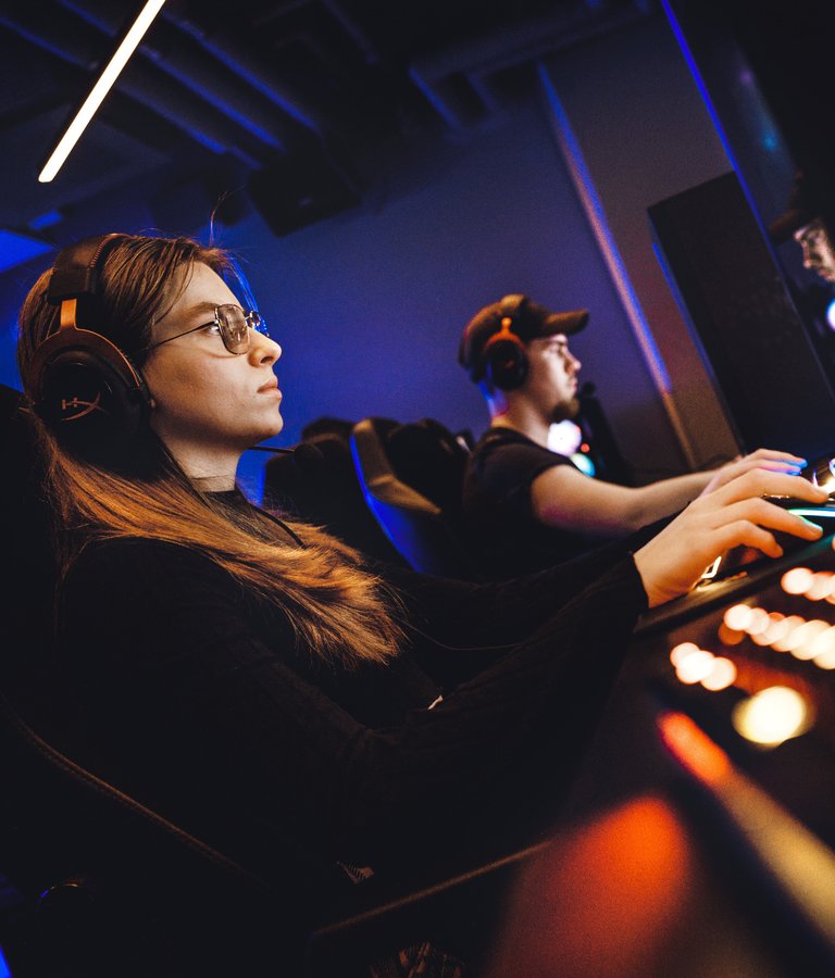 Two young gamers in front of their computers.