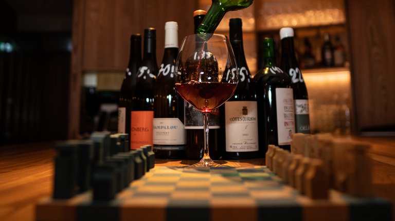 A chess board and a glass of wine at Svarta Hästen in Stockholm.