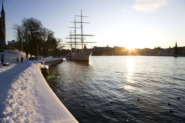 Vinter i Stockholm. Utsikt över Gamla Stan. Bilden är tagen på Skeppsholmen. I bild syns även Af Chapman. Ett fartyg som byggts om till vandrarhem.