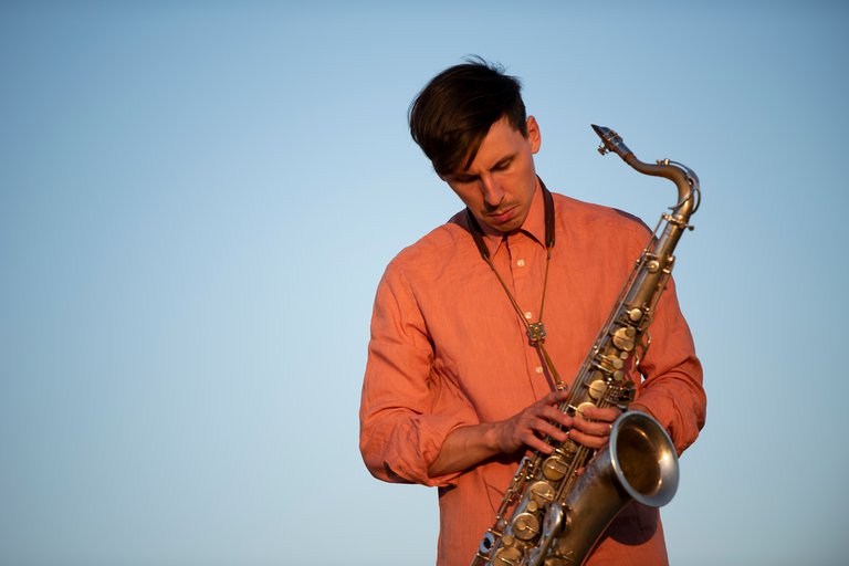 Photo of the saxophonist Bear Garden with his saxophone.