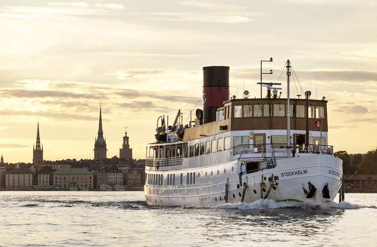 The boat s / s stockholm in the water outside the new bridge quay