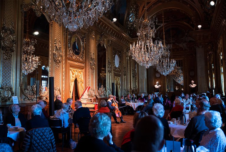 musicians playing for audience in the Royal opera