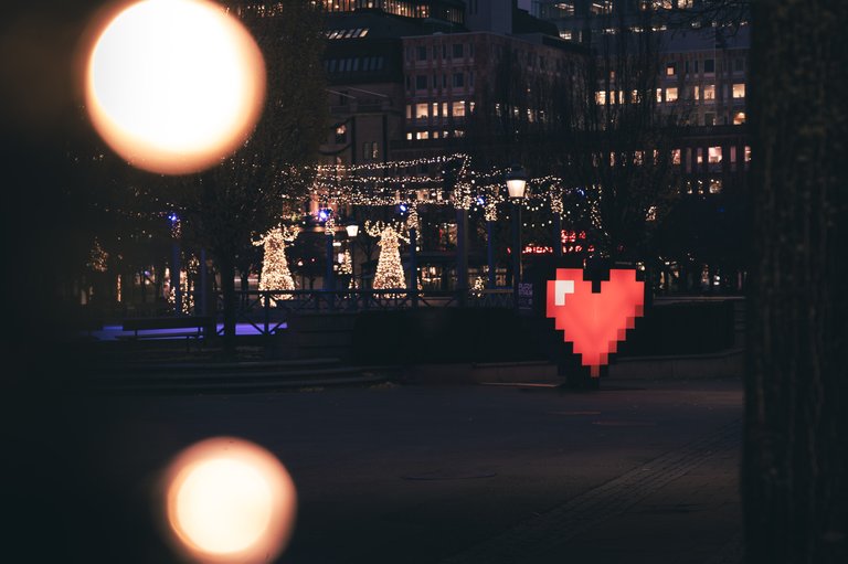 A lamp, shaped like a pixelated red heart, is standing in Kungsträdgården.