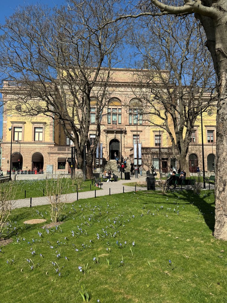 park in front of The Royal Academy of Fine Arts