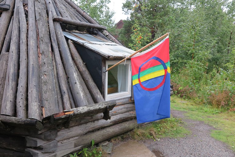 A house with the Sámi National flag