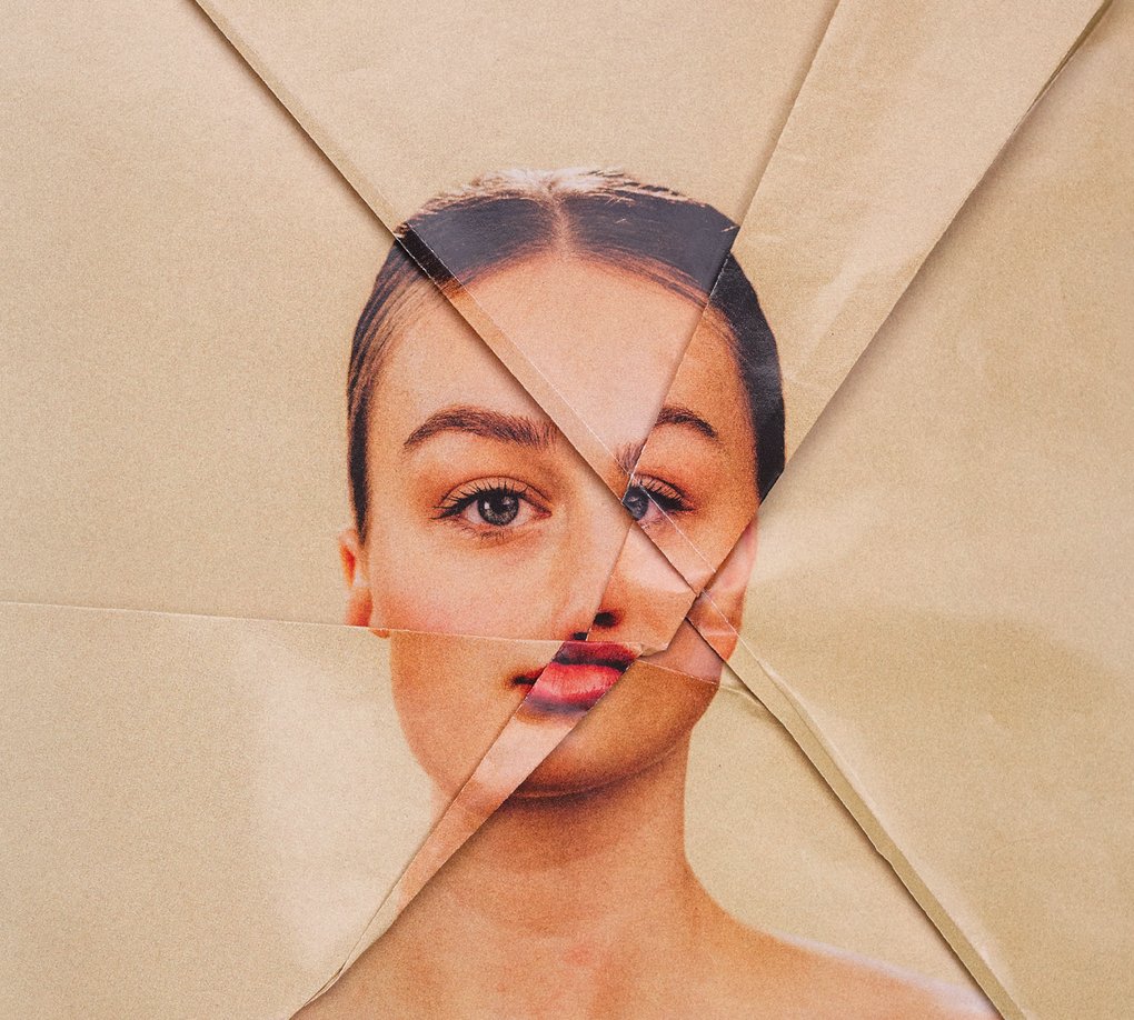 Affischbild för Folkoperans “Tosca”: nära porträtt av en kvinna, kollage av hopvikta beige papper som bildar ett ansikte.